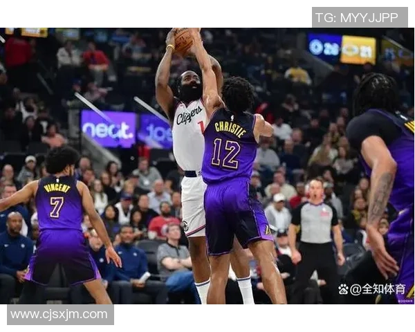 湖人快船激战四月春季对决球迷见证洛城德比精彩瞬间